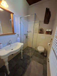 Bodónia Vendégház fürdő madaras szobához