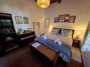 Bodónia Vendégház madaras szoba este